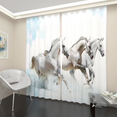 Тройка белых лошадей