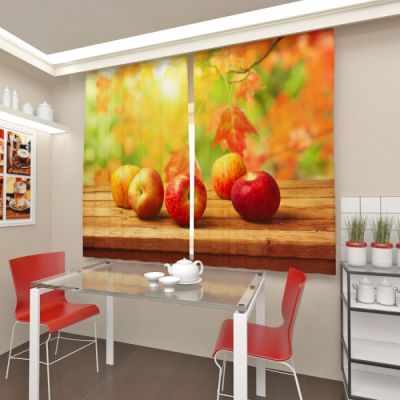 Яблоки в осеннем саду